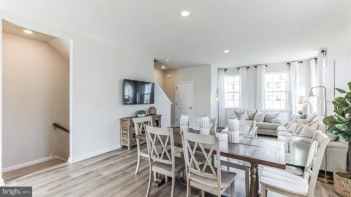 Building Photo - 211 Macoun Way