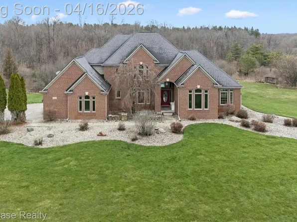 8315 E Allen Rd, Fenton, MI 48430