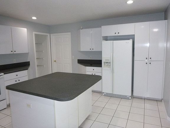 4th image of 145 SW Hawthorne Cir
