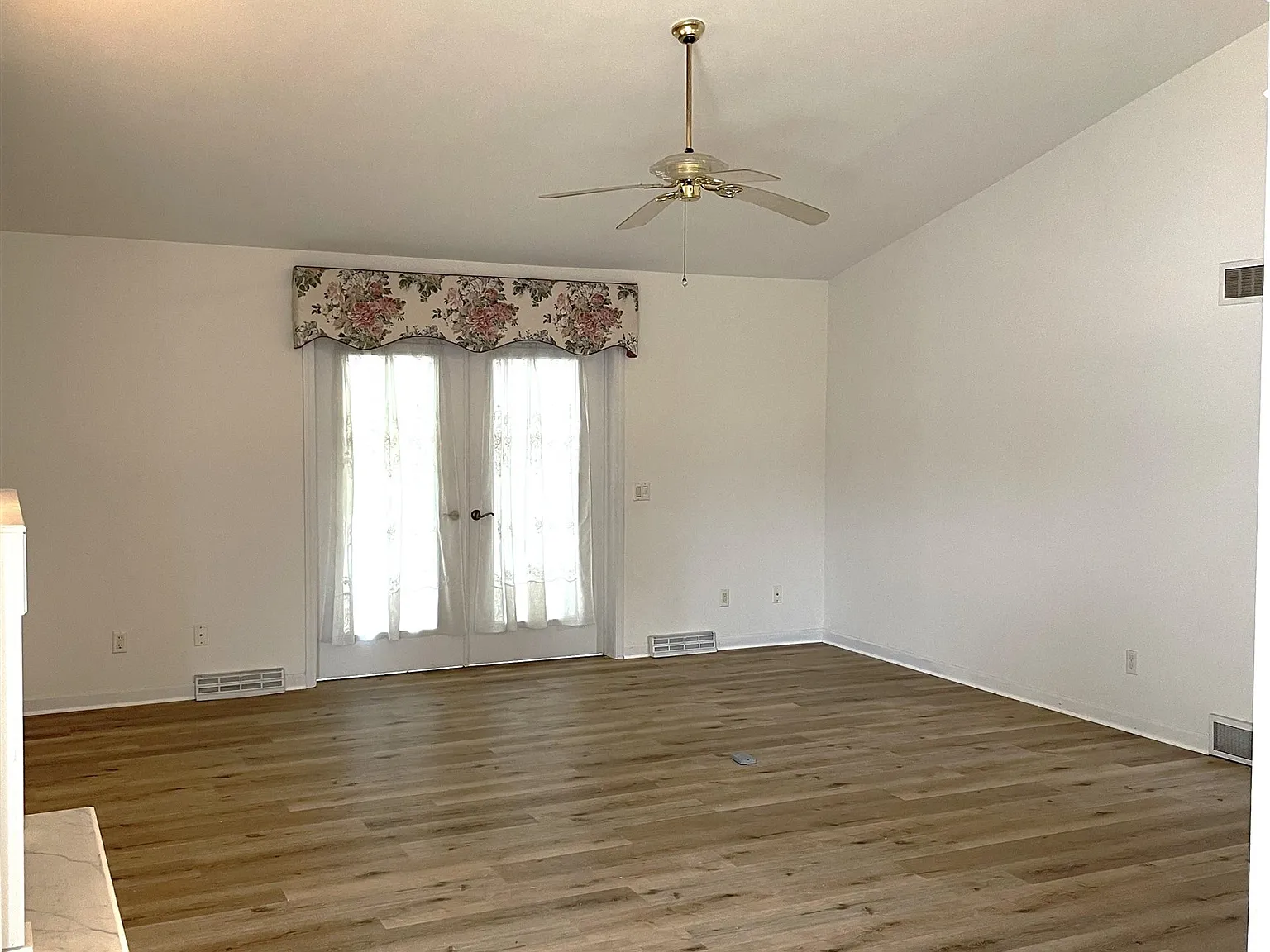 3 bed, 2.5 bath, 2200 sqft, $3,200 — Photo 4