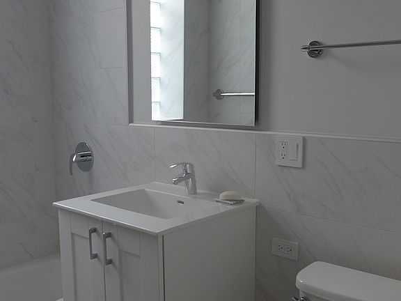 2nd bathroom with tub, vanity, Kohler and Grohe fixtures, LE