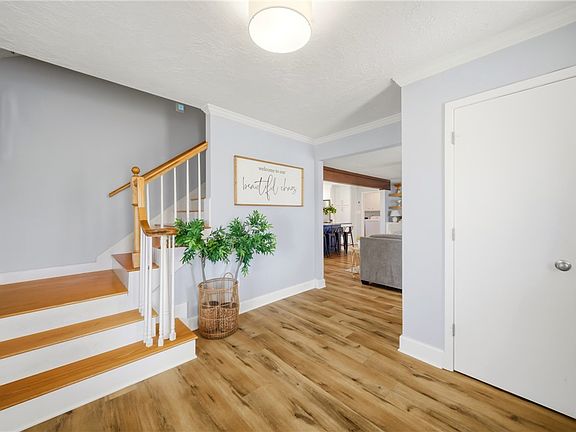 5th image of 2105 Briar Oaks Dr