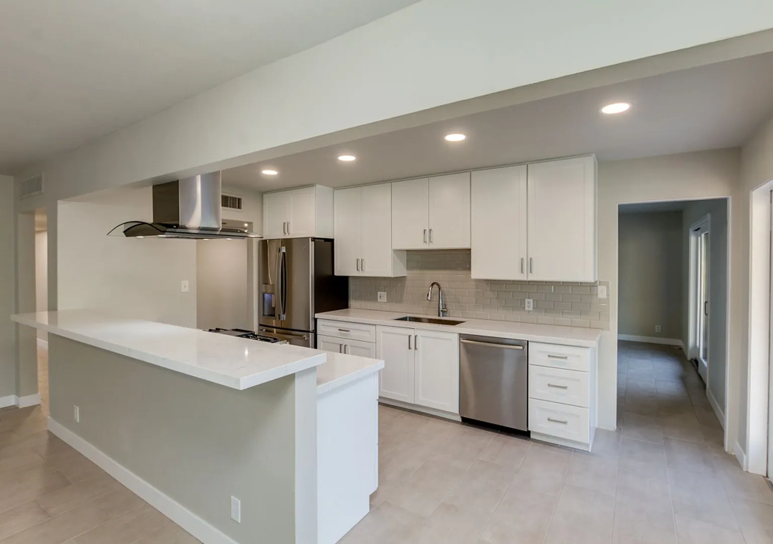 4 Bedroom, 3 Baths, includes 2 Master Suites Just 1-Mile from ASU — Photo 1