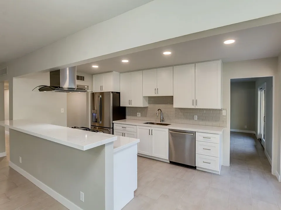 554 W 19th St