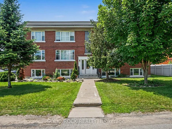 726 Edison Ave #2, Ottawa, ON K2A 1W1