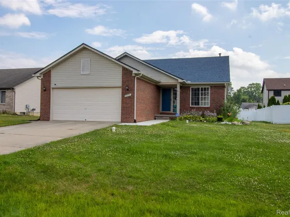 2279 Pear Tree Dr, Burton, MI 48519