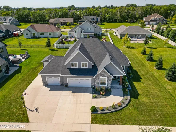 5354 Courtyard Dr, Grand Forks, ND 58201
