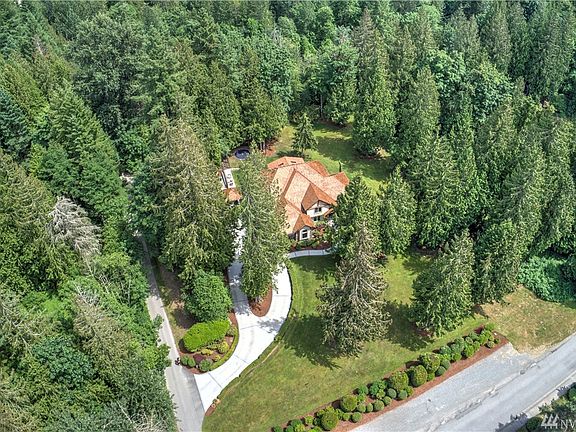 Privacy abounds in the heart of Sammamish! Surrounded by nature yet in a neighborhood setting enjoying the best of both worlds. Property is zoned R4.
