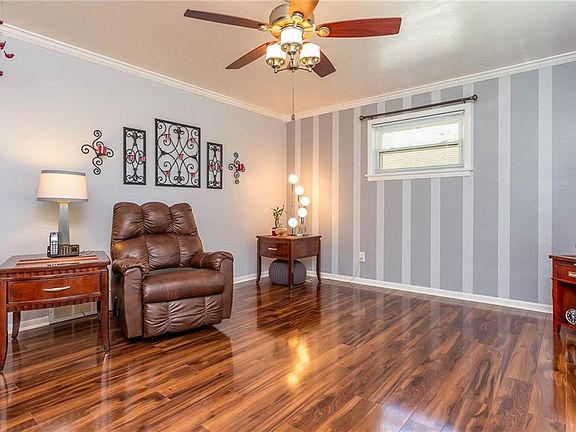 3rd image of 1047 Oakwood Dr
