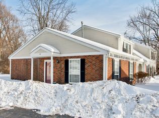 40 Silver Tree Cir, Cary, IL 60013