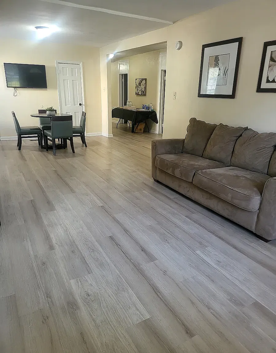 5 bed, 4092 sqft, $700 — Photo 2