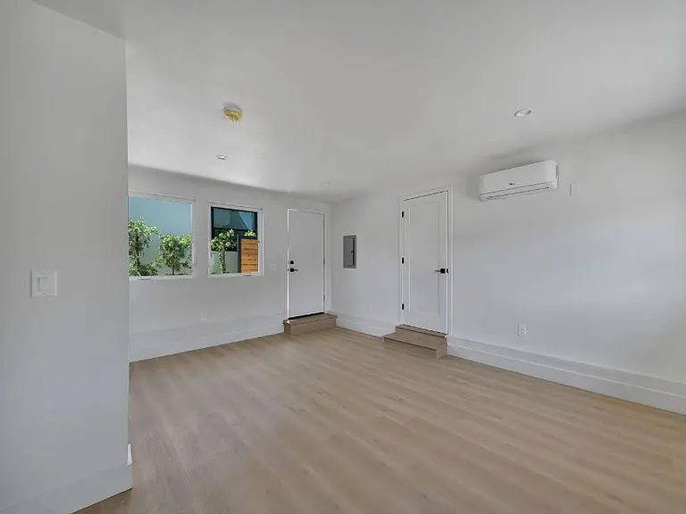 Stylish Santa Monica studio with w/d in unit, and private rear yard. — Photo 11