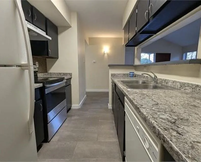 3 bed, 2.0 bath, 1179 sqft, $1,400 — Photo 3