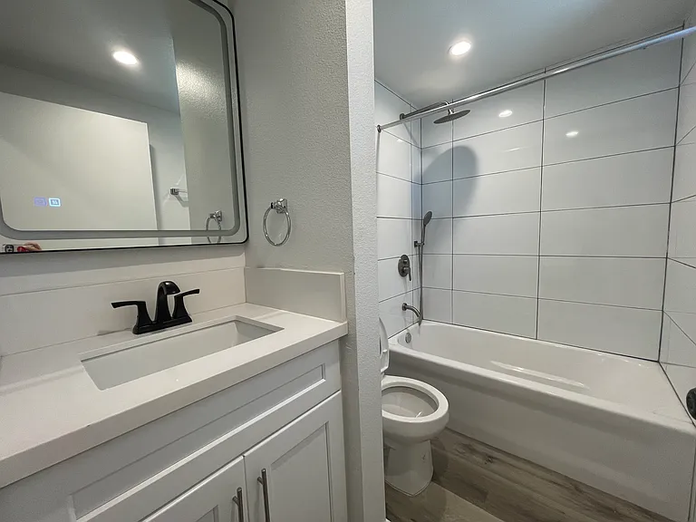 1186 W 37th Pl - USC DPS — Photo 13