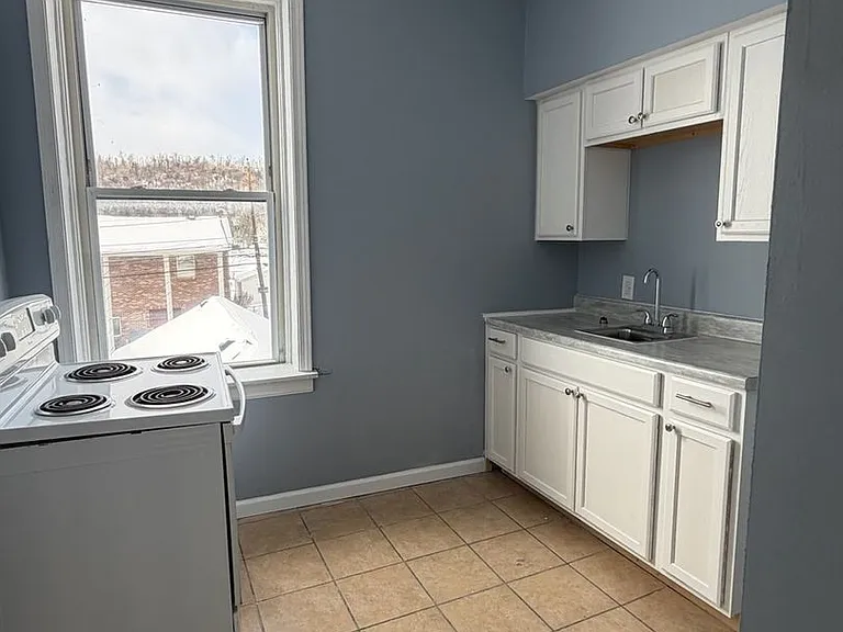 320 Main St #1 — Photo 8
