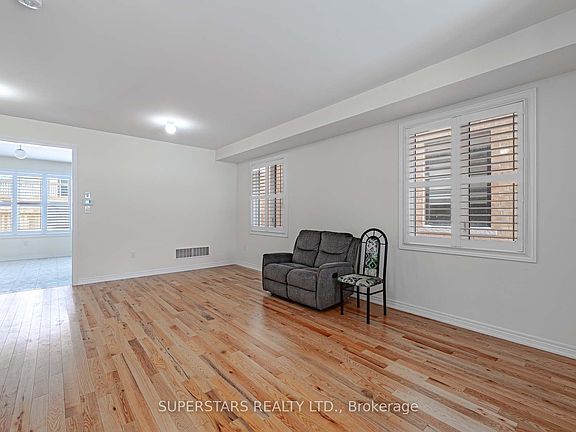 3rd image of 152 Markview Rd