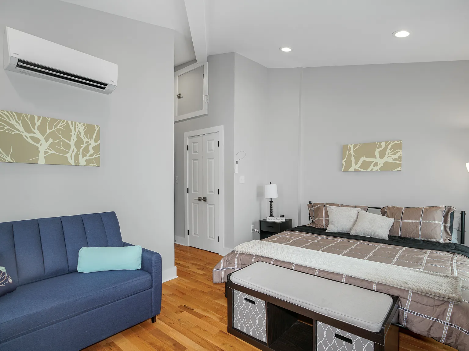 2049 E Hagert St — Photo 3