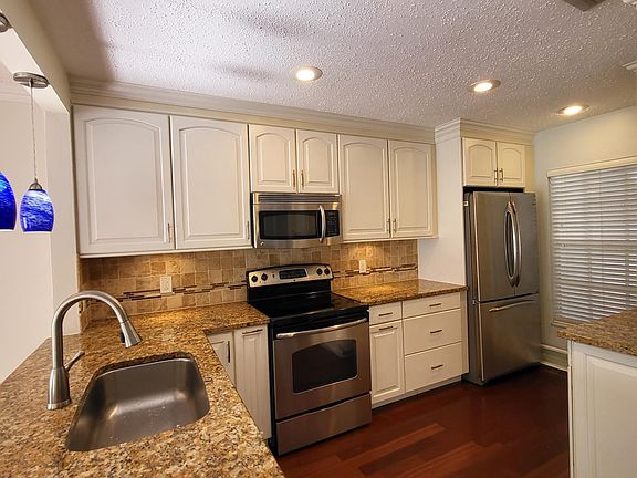 3rd image of 5203 Bayshore Blvd APT 11