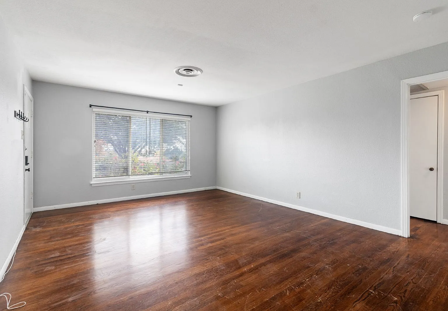 3 bed, 2.0 bath, 1913 sqft, $1,950 — Photo 3