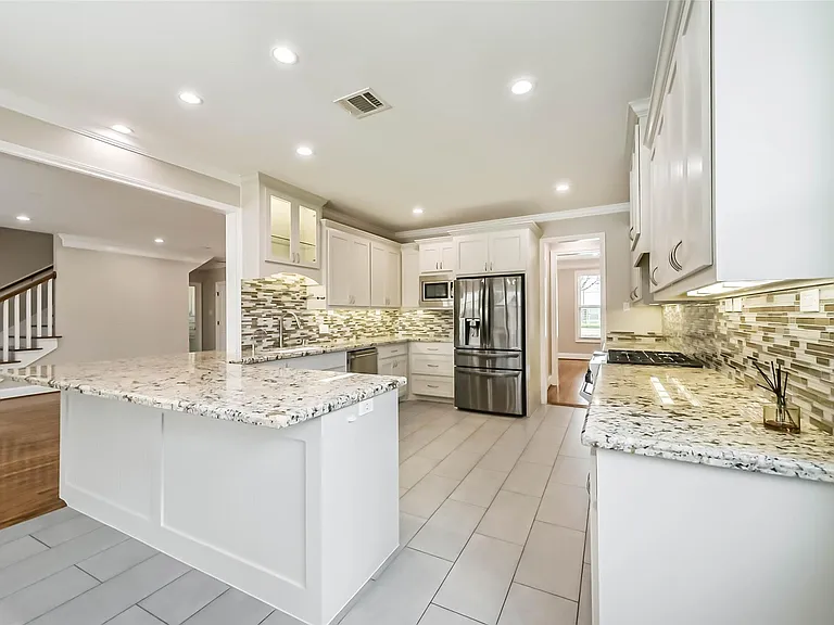 1317 Chantilly Ln — Photo 11