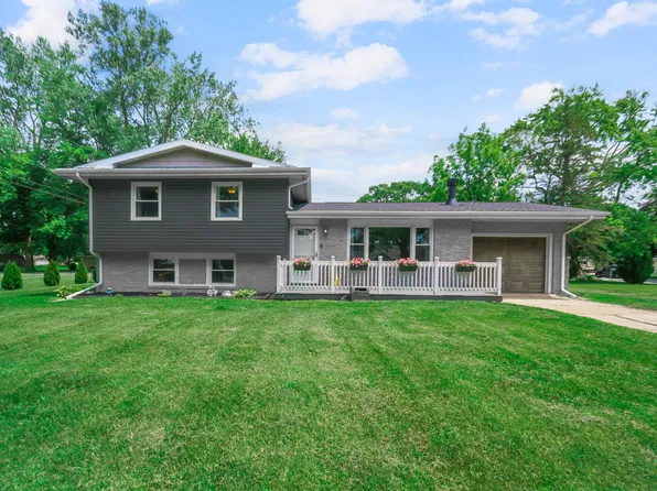 9 Hickory Dr, Hobart, IN 46342