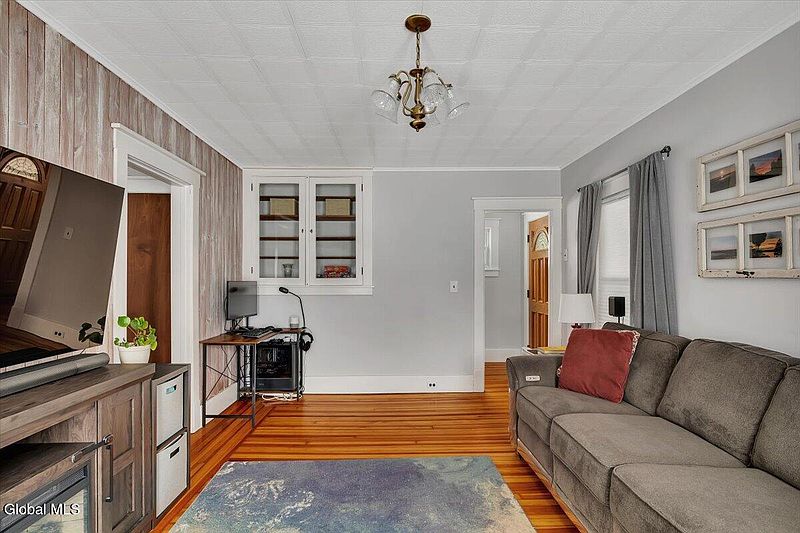 4th image of 37 Hamilton Avenue