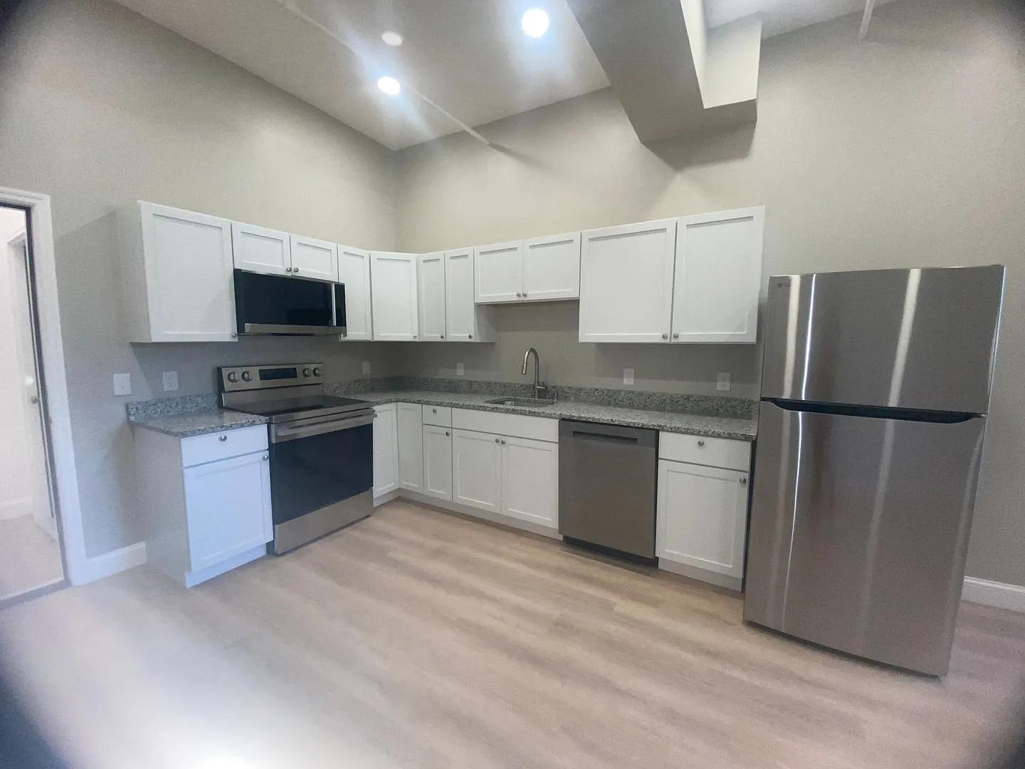 Newly Constructed Building featuring 16 Modern Apartments — Photo 4