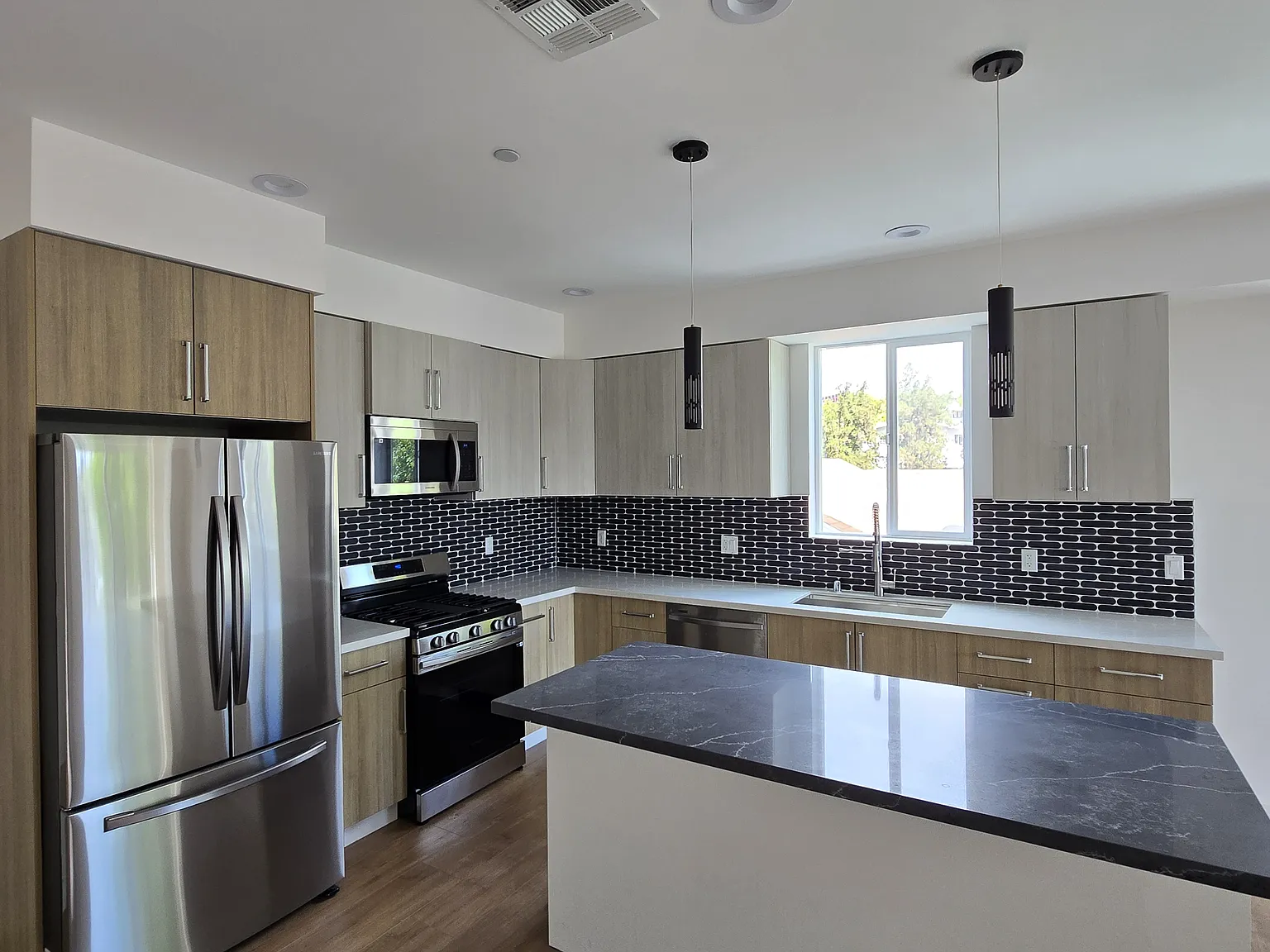 3 bed, 3.5 bath, 1600 sqft, $4,850 — Photo 4