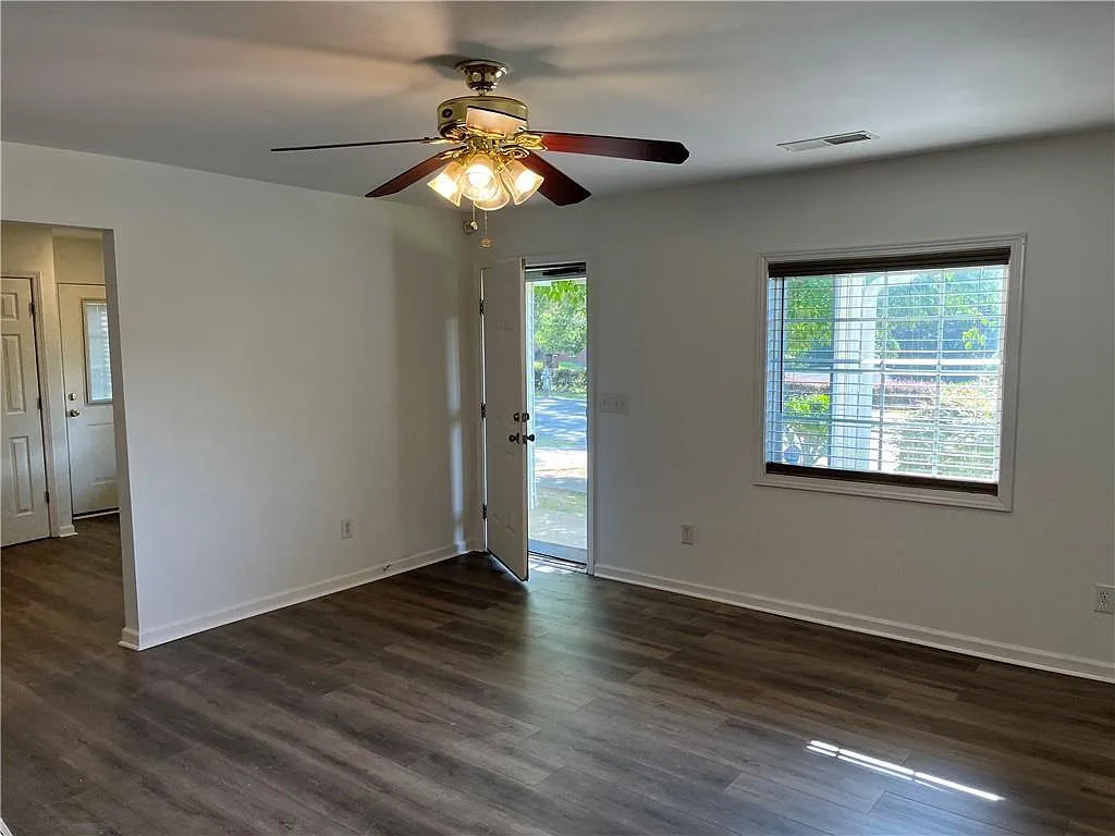 3 bed, 2.0 bath, 1232 sqft, $2,300 — Photo 3