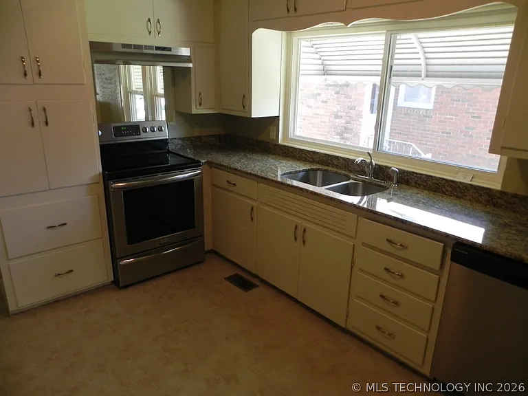 2206 E 19th St — Photo 2