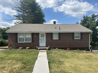 165 Wades Ln, Christiansburg, VA 24073