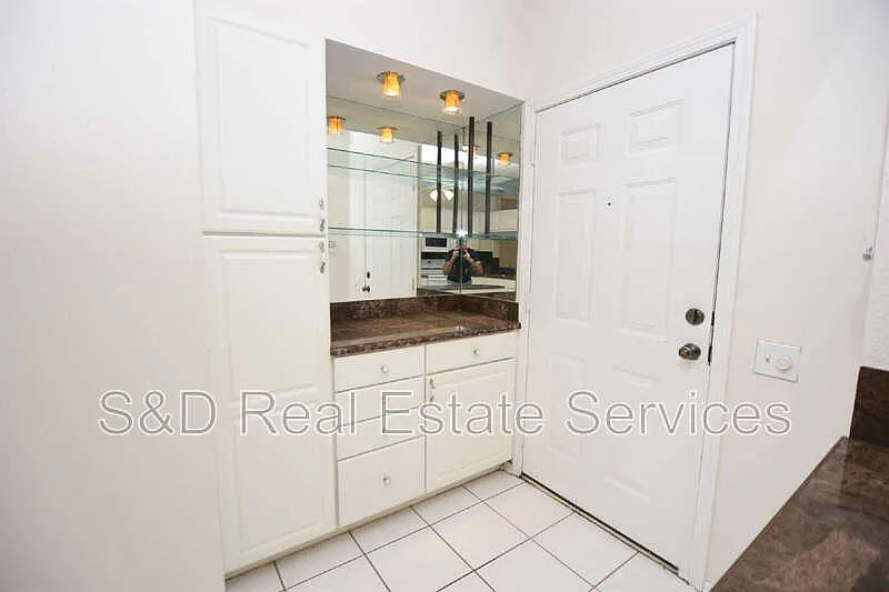 2 bed, 2.5 bath, 1184 sqft, $1,800 — Photo 4