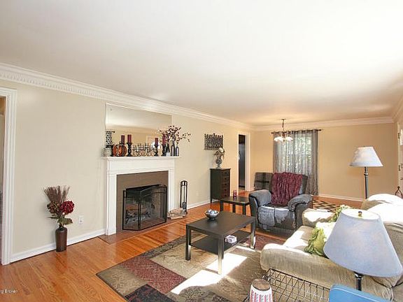5th image of 2615 Meadow Dr
