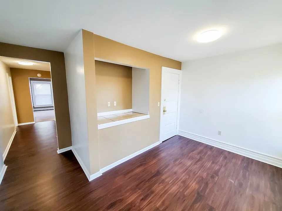 403 W 9th St
