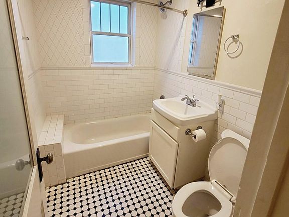 5th image of 1717 N Stanton St APT A