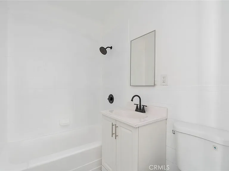 240 1/2 E 84th St #TOWNHOUSE — Photo 5