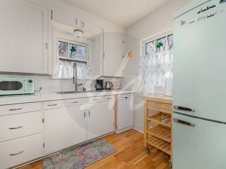 615 E Washington St — Photo 6