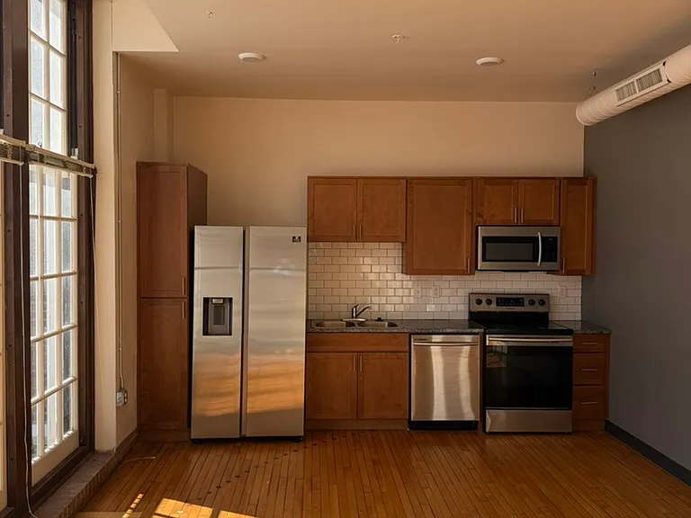 Lyon Apartments — Photo 14
