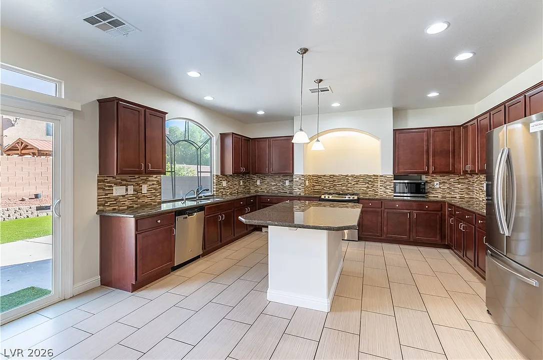5 bed, 3.0 bath, 4027 sqft, $3,595 — Photo 3
