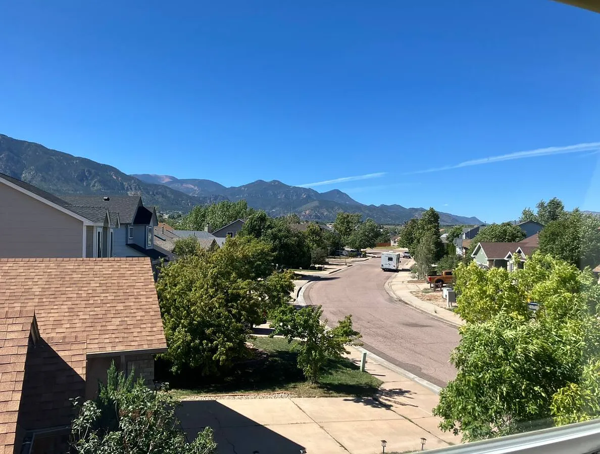 4 bed, 3.5 bath, 2302 sqft, $2,795 — Photo 2