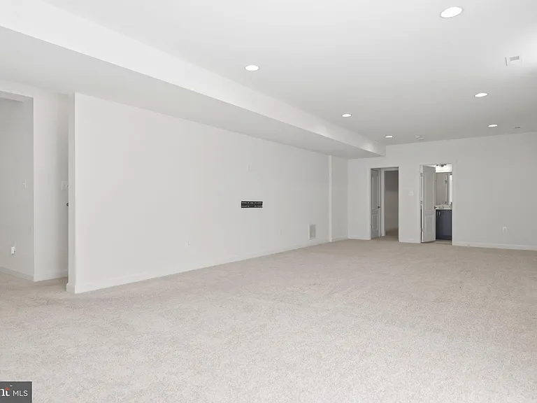 301 Kingdom Dr — Photo 92