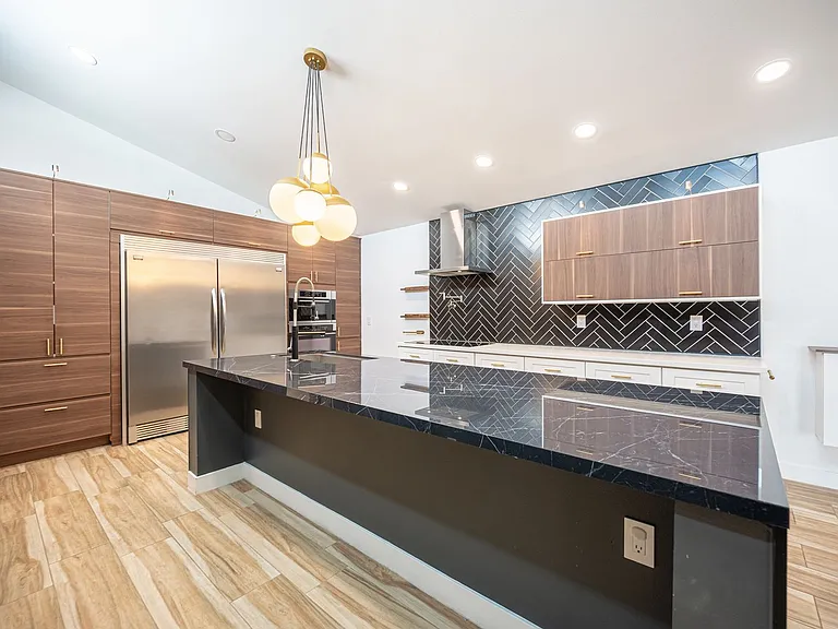 330 E Country Club Dr — Photo 40