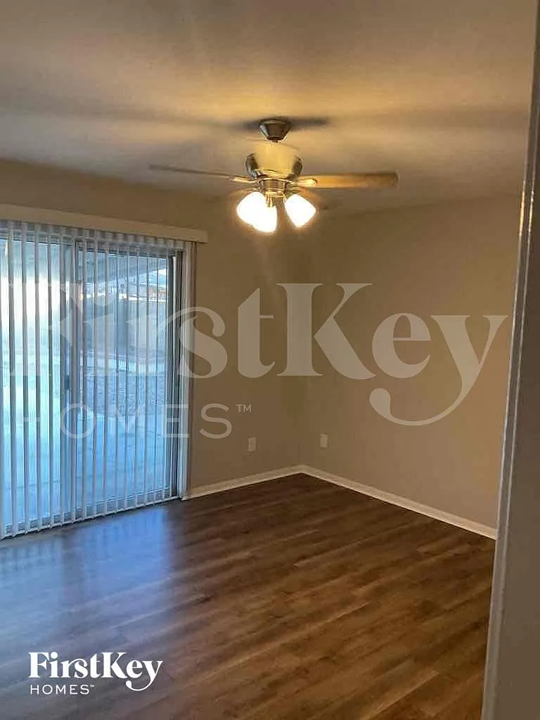 4 bed, 2.0 bath, 2404 sqft, $2,625 — Photo 4