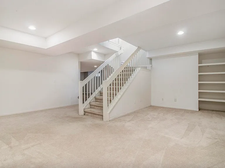 5974 Versailles Ave — Photo 17