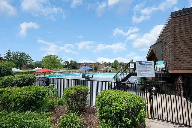 2 bed, 1000 sqft, $1,950 — Photo 2