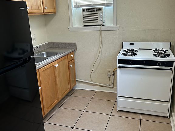 3rd image of 302 8th St APT C