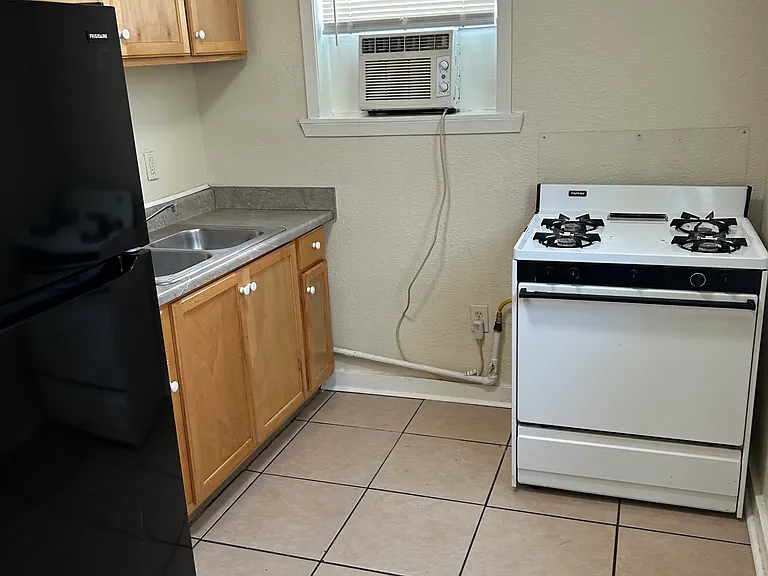 302 8th St #C — Photo 3