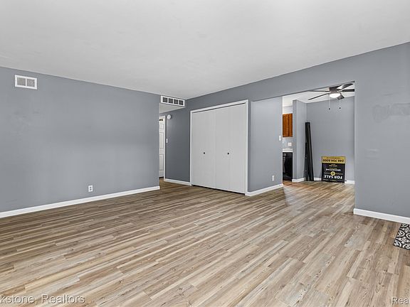 5th image of 24089 Hopkins St