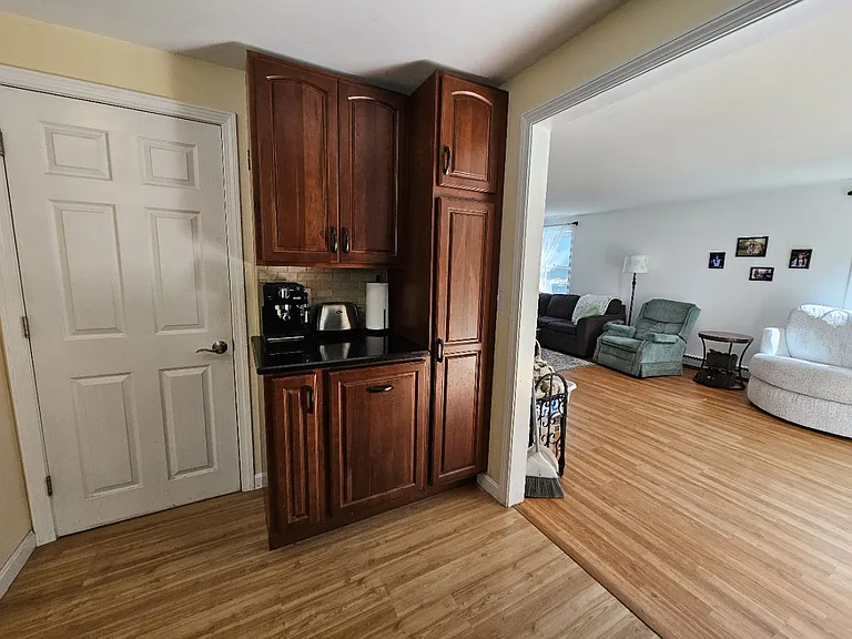 11 Laurel Ln — Photo 4