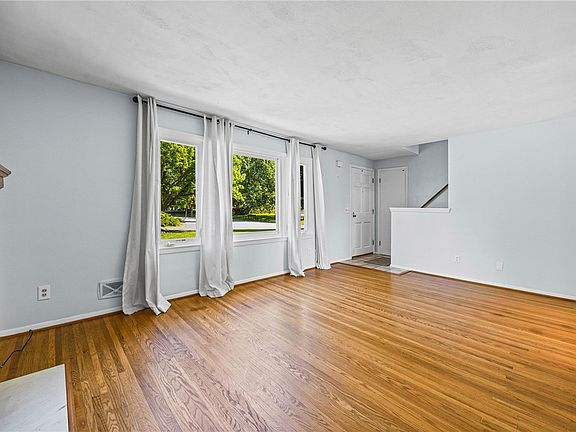 4th image of 332 Galahad Dr